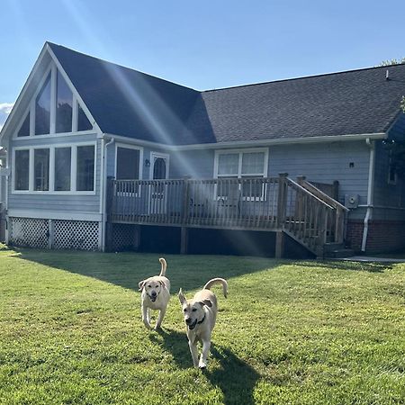 Bears Valley Inn - Great Location! - Peaceful, Children And Dog Friendly Retreat - Less Than 15 Min To All Attractions - Private Pool Club & Fishing Hole - Game Room With Tv Sevierville Ngoại thất bức ảnh