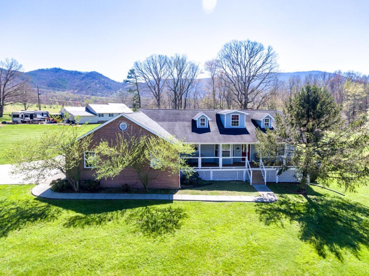 Bears Valley Inn - Great Location! - Peaceful, Children And Dog Friendly Retreat - Less Than 15 Min To All Attractions - Private Pool Club & Fishing Hole - Game Room With Tv Sevierville Ngoại thất bức ảnh