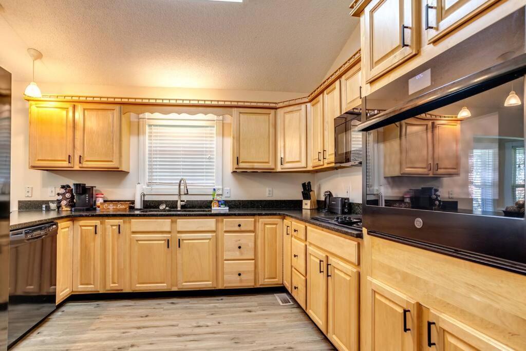 Bears Valley Inn - Great Location! - Peaceful, Children And Dog Friendly Retreat - Less Than 15 Min To All Attractions - Private Pool Club & Fishing Hole - Game Room With Tv Sevierville Ngoại thất bức ảnh