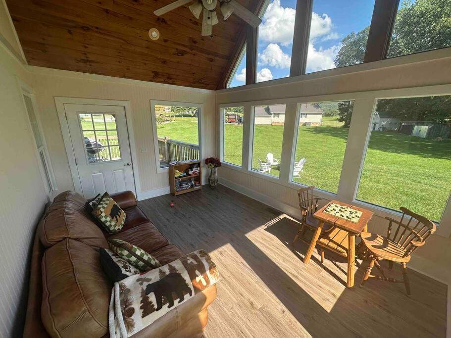 Bears Valley Inn - Great Location! - Peaceful, Children And Dog Friendly Retreat - Less Than 15 Min To All Attractions - Private Pool Club & Fishing Hole - Game Room With Tv Sevierville Ngoại thất bức ảnh