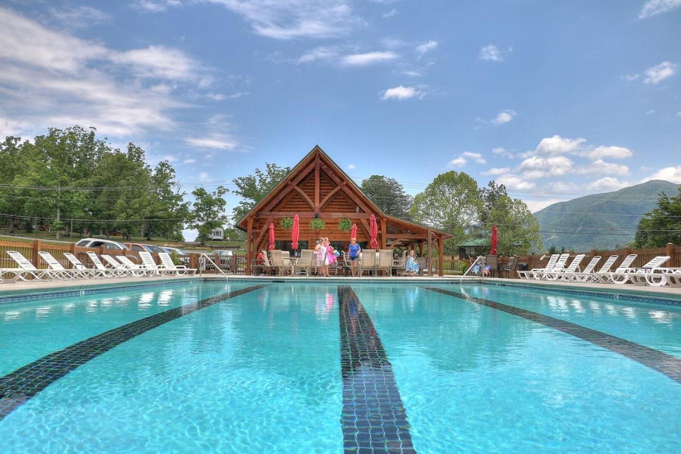 Bears Valley Inn - Great Location! - Peaceful, Children And Dog Friendly Retreat - Less Than 15 Min To All Attractions - Private Pool Club & Fishing Hole - Game Room With Tv Sevierville Ngoại thất bức ảnh